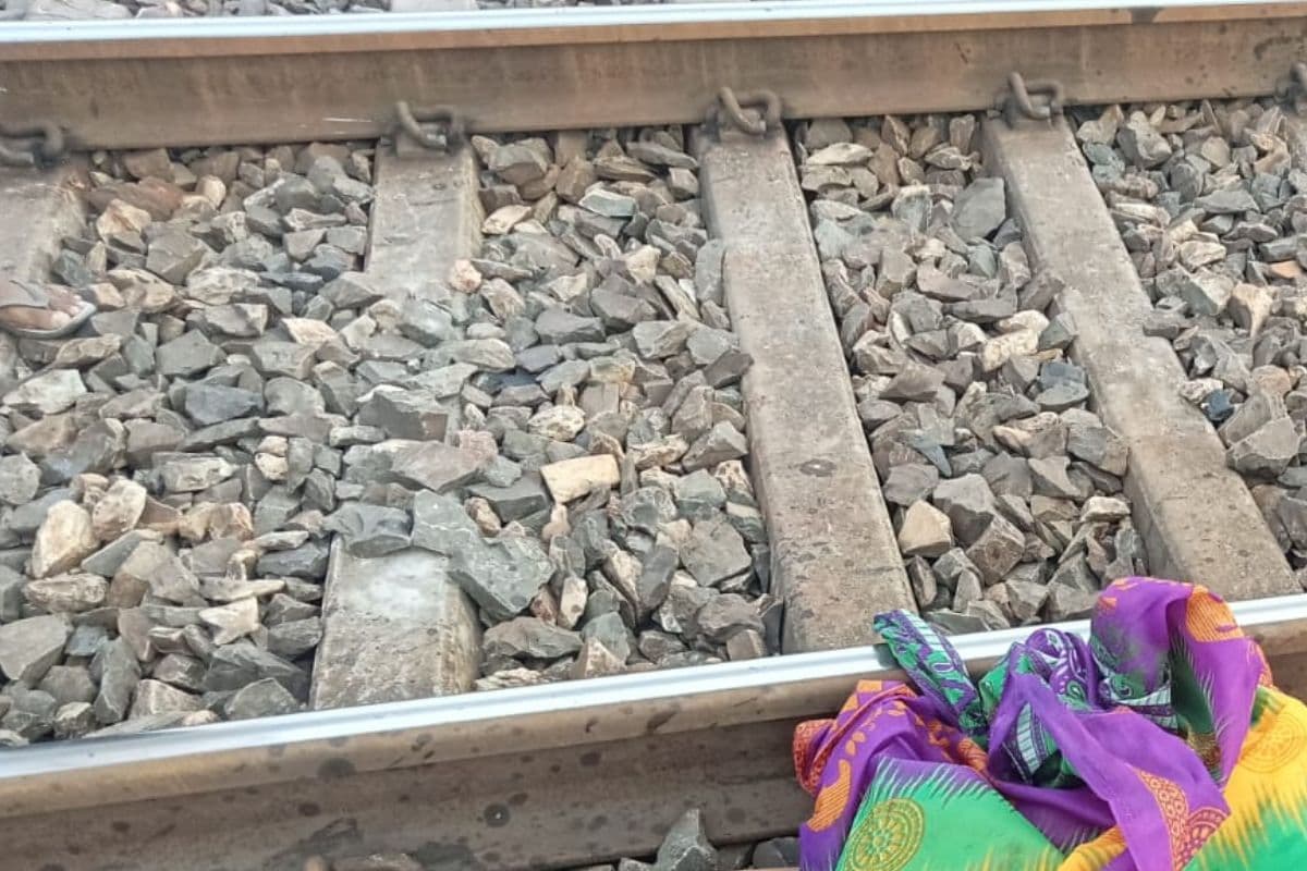 Jharkhand News: पश्चिमी सिंहभूम में ट्रेन की चपेट में आकर वृद्ध महिला की मौत, जांच में जुटी पुलिस Jharkhand News: पश्चिमी सिंहभूम में ट्रेन की चपेट में आकर वृद्ध महिला की मौत, जांच में जुटी पुलिस