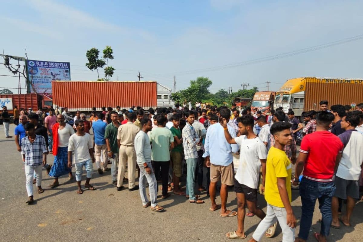 Road Accident: विजयदशमी के दिन बोकारो में सड़क हादसे के कारण 1 की मौत, विरोध में सड़क जाम Road Accident: विजयदशमी के दिन बोकारो में सड़क हादसे के कारण 1 की मौत, विरोध में सड़क जाम