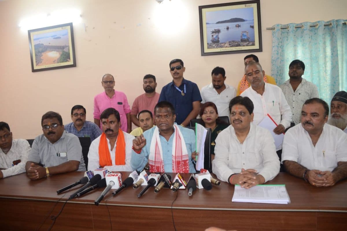 धनबाद सांसद ढुल्लू महतो ने क्यों की पूर्व पुलिस अधीक्षक को फांसी देने की मांग, जानें पूरा मामला