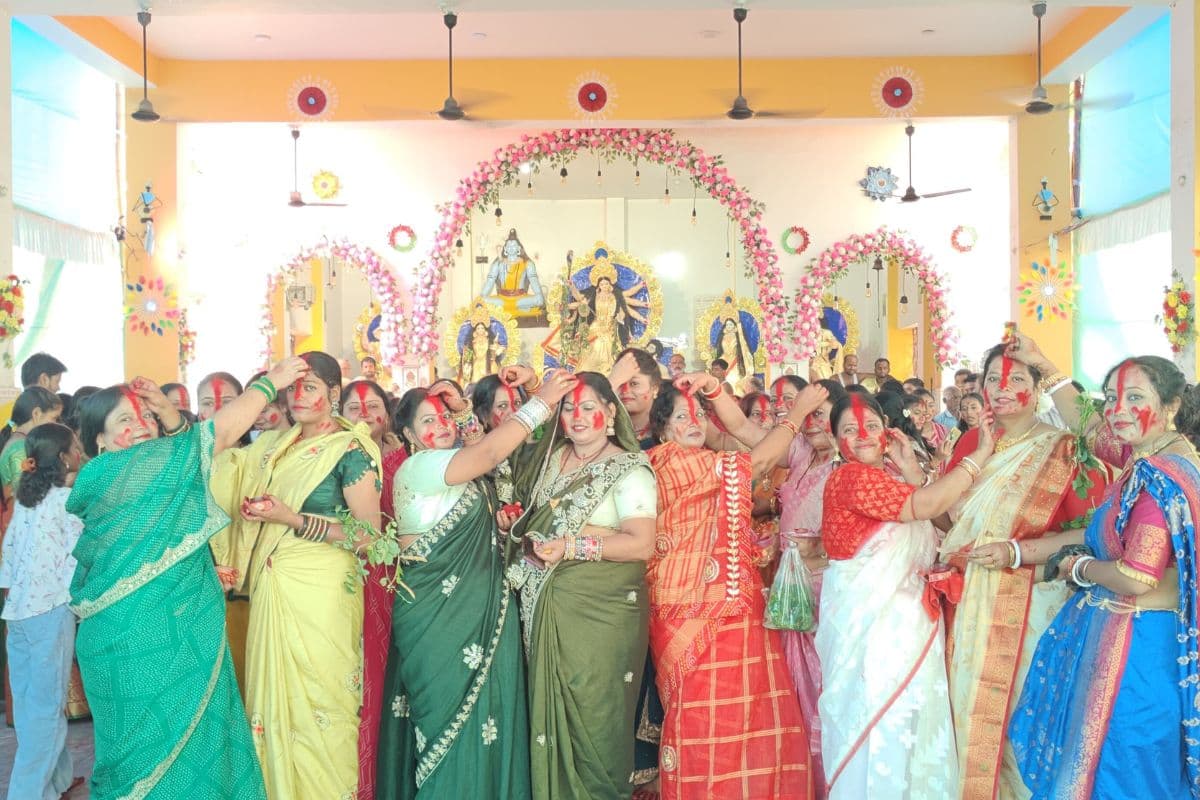 Jharkhand News: सरायकेला-खरसावां में महिलाओं ने सिंदूर खेला के साथ दी मां दुर्गा को विदाई, जानें इसका महत्व
