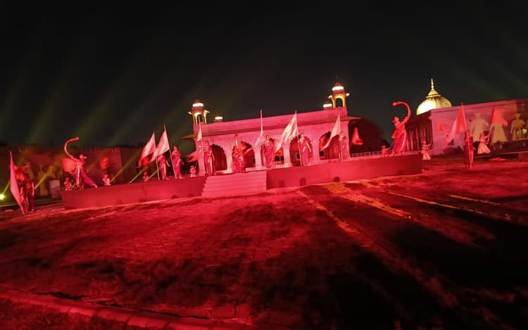 Adopt A Heritage Project: प्रोजेक्शन मैपिंग शो से बता रहे लाल किला का इतिहास