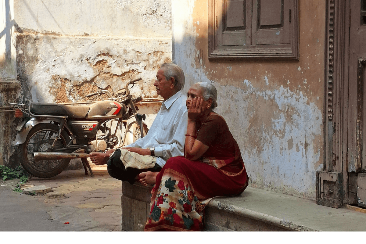 Aging and Mental Health: कहीं आपके बड़े बुजुर्ग तो नहीं जूझ रहे मेंटल हेल्थ प्रॉब्लम से, इन बातों का रखें खास ध्यान