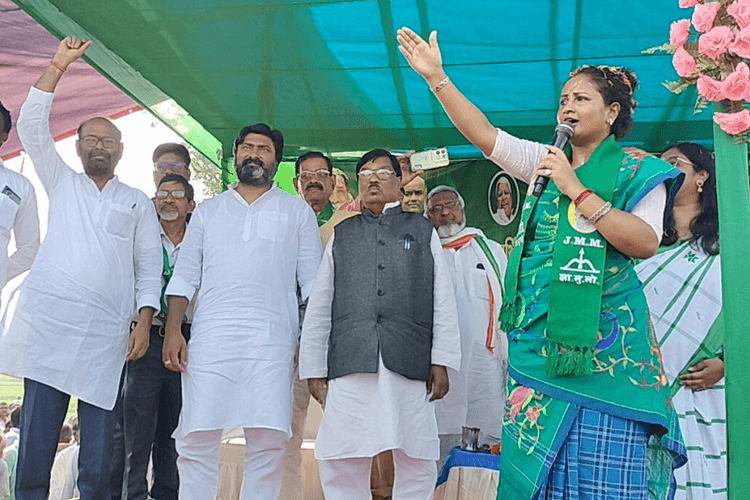 Pakur News: कल्पना ने केंद्र पर लगाये गंभीर आरोप- बड़े उद्योगपतियों का हजारों करोड़ माफ कर देता है, लेकिन किसानों का लोन नहीं आता है नजर