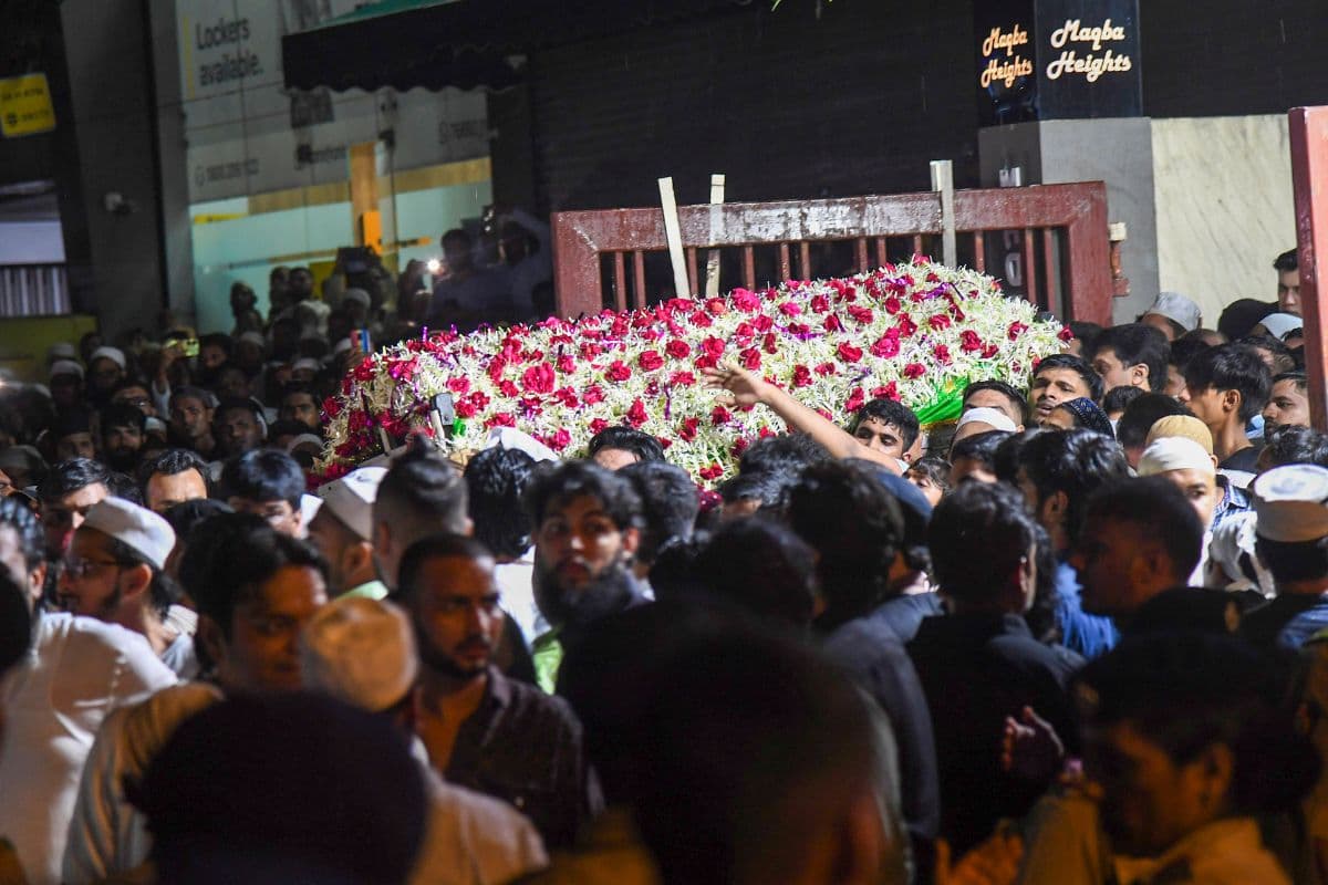 Baba Siddique Murder: बाबा सिद्दीकी सुपुर्द-ए-खाक, राजकीय सम्मान के साथ दी गई अंतिम विदाई