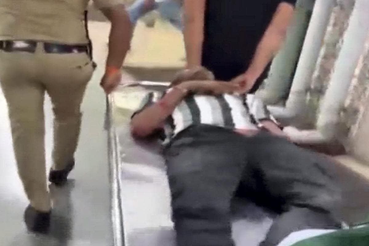 Bandra Terminus Stampede Video : दरवाजे बंद थे फिर भी यात्री दौड़े, बोगियों के बीच वाली जगह से टकराने के बाद गिरे