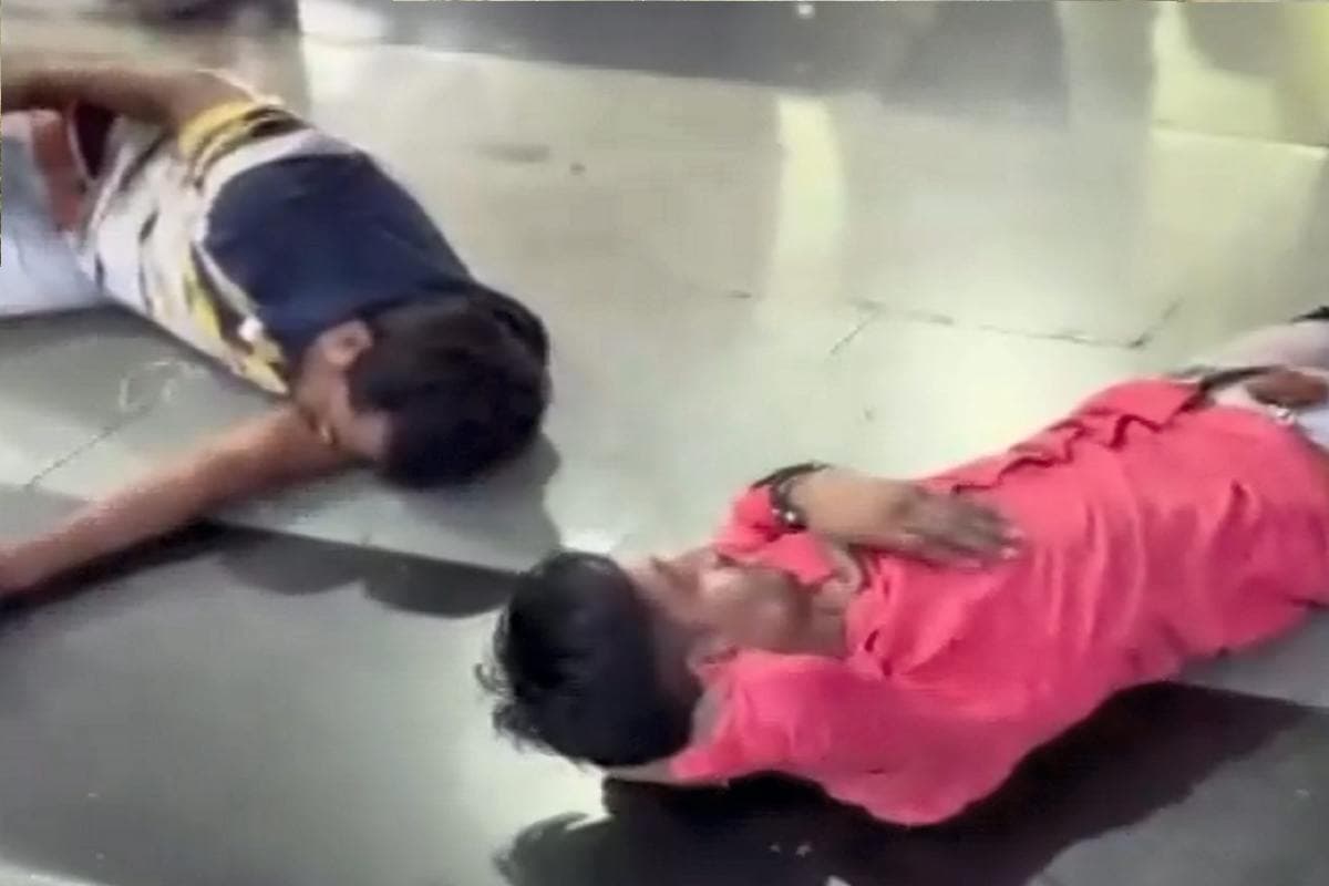 Bandra Terminus Stampede : रेलवे स्टेशन पर मची भगदड़, घायल को चादर में लपेटकर दौड़े लोग, भयावह वीडियो आया सामने