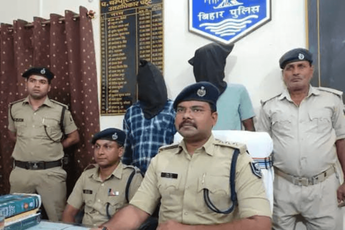 Bettiah News: अपराध की साजिश रचते 2 बदमाश गिरफ्तार, देसी पिस्टल व दो कारतूस जब्त