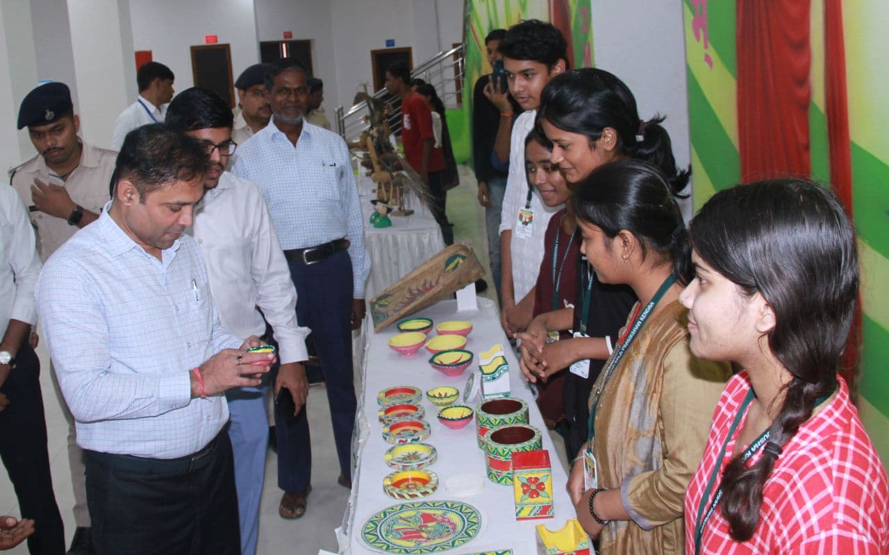 Bhagalpur: हस्तशिल्प को लेकर काफी संभावनाएं, डीएम बोले- युवा धरोहर संभालते हुए करें ऊंचाई प्रदान