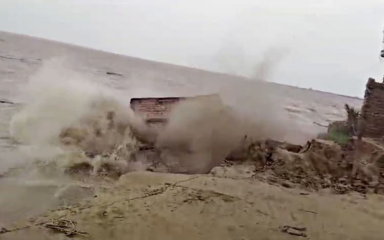 Bihar Flood: उत्तर बिहार और सीमांचल में भयावह हुआ बाढ़, दो और बांध टूटे, 12 जिलों में खतरा बढ़ा