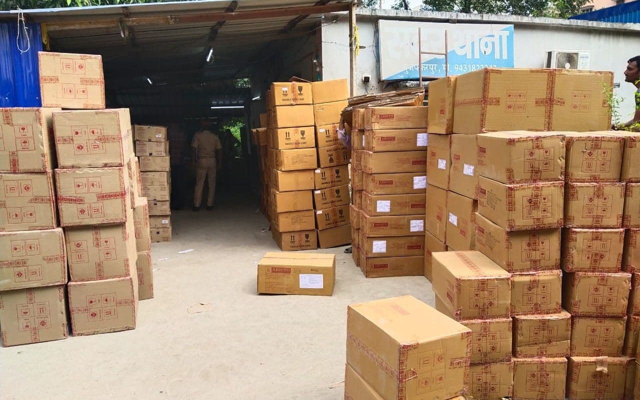 Bihar Liquor Ban: मुजफ्फरपुर में शराब तस्करों का भंडाफोड़, दवा के कार्टन में लाखों की शराब बरामद