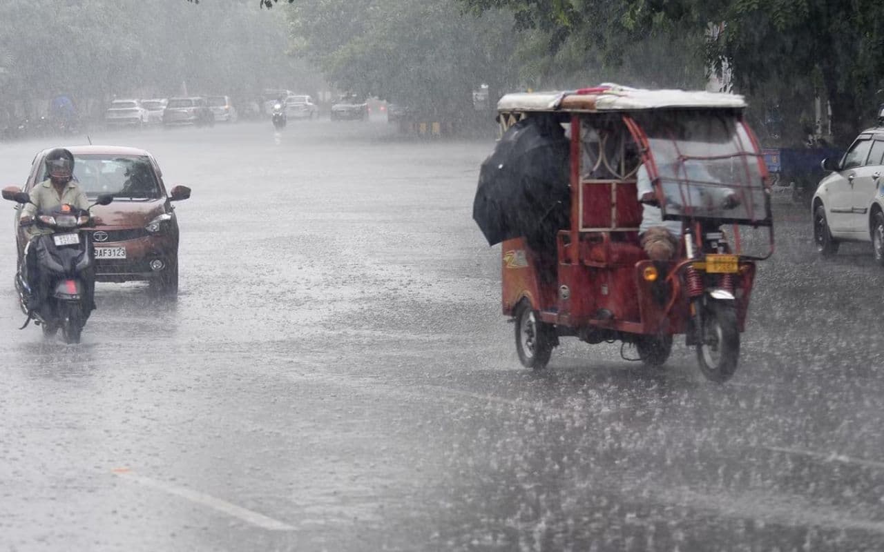 Bihar Weather: बिहार के 13 जिलों में कल हो सकती है बारिश, IMD ने जारी किया लेटेस्ट अपडेट