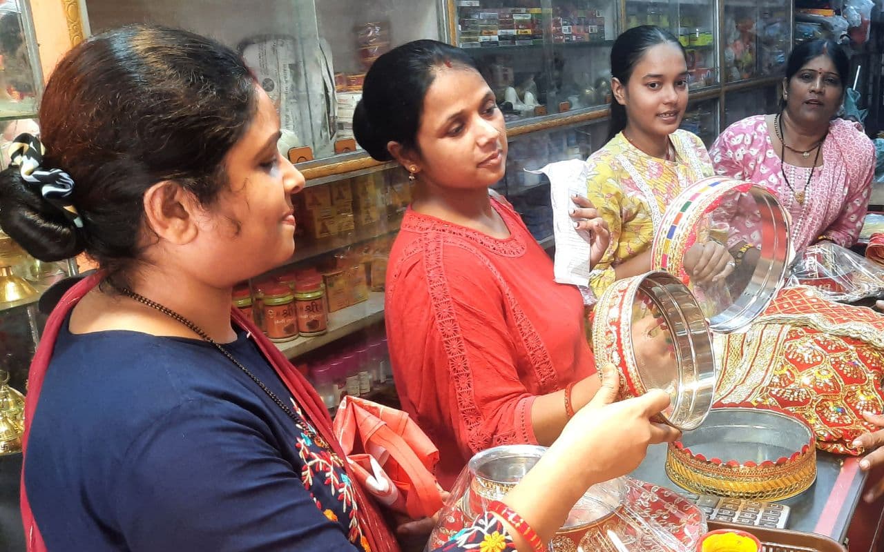 Bihar News: मुजफ्फरपुर में करवा चौथ पर चमका बाजार,  लहठी और साड़ियों की दुकान पर उमड़ी भीड़