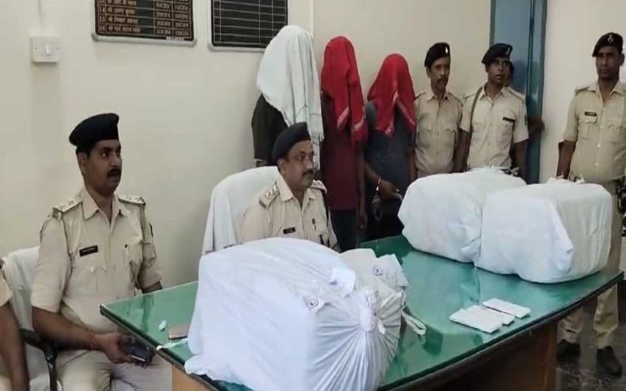 Bihar News: बेतिया में पुलिस की कार्रवाई से तस्करों में हड़कंप, लाखों का गांजा जब्त, एक तस्कर गिरफ्तार