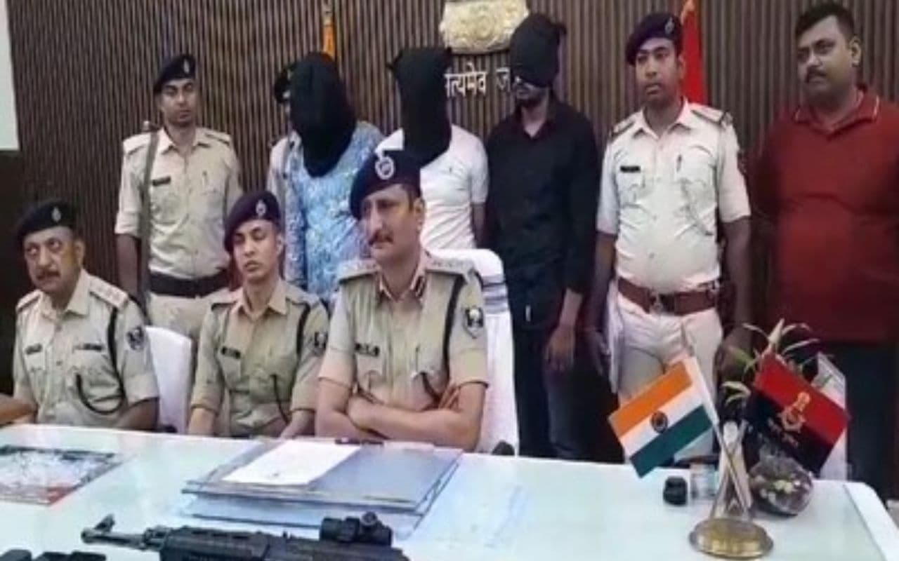 Bihar STF और पुलिस की टीम की संयुक्त कार्रवाई में बड़ी संख्या में हथियार बरामद, शातिरों से चल रही पूछताछ