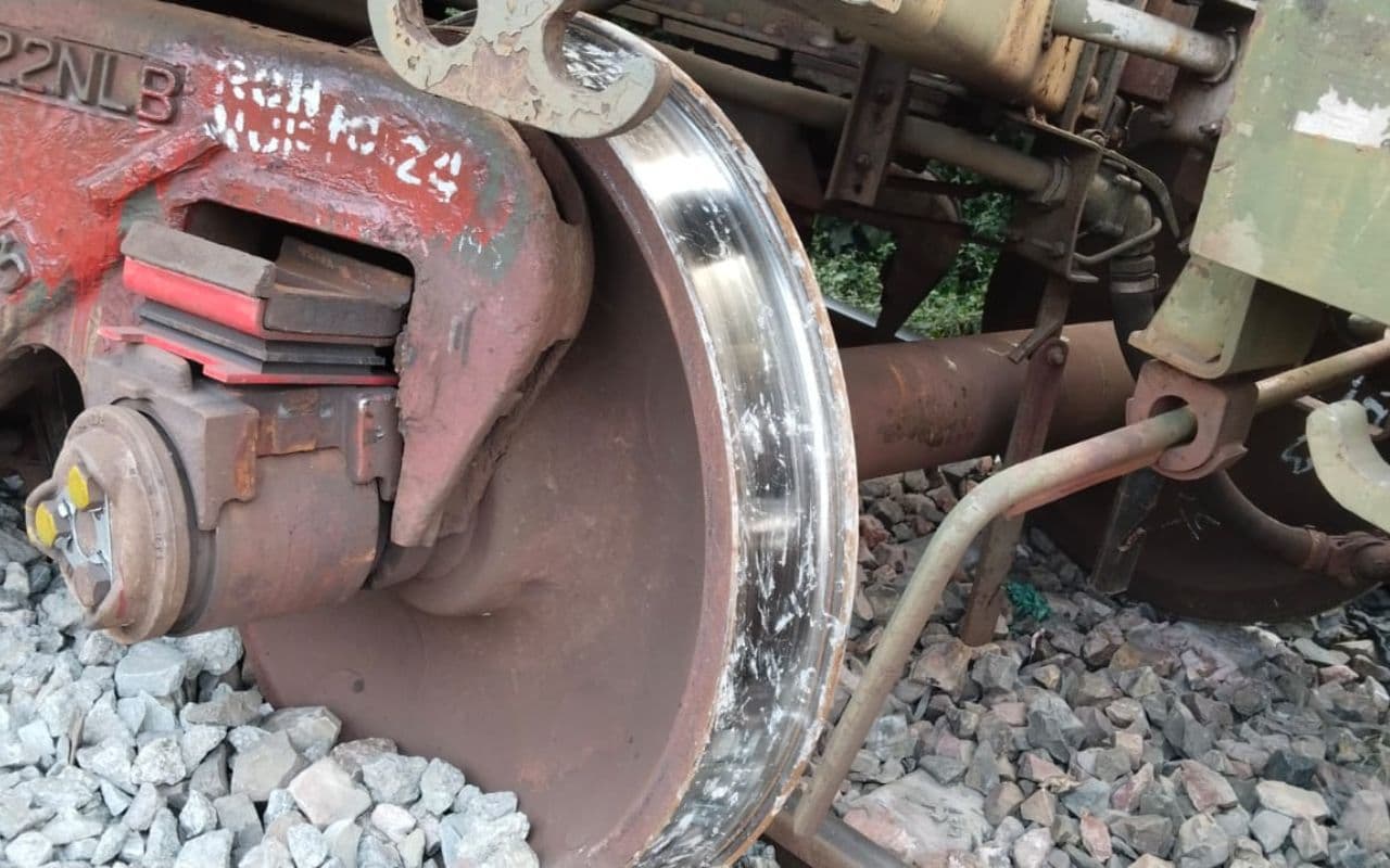 Bihar Train Accident: मुजफ्फरपुर में फिर बेपटरी हुई मालगाड़ी की तीन बोगियां, रेलवे प्रशासन में मची अफरा-तफरी