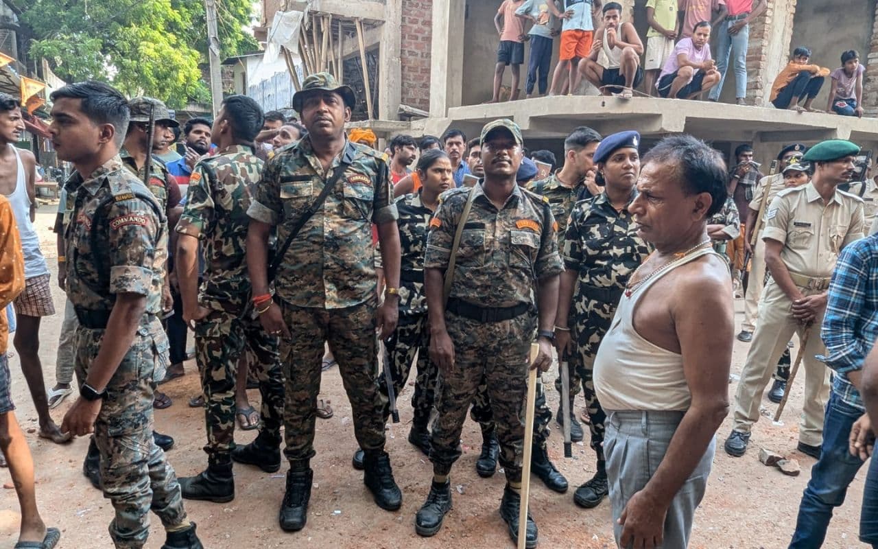 Muzaffarpur: लकड़ीढ़ाही में दो गुटों में हिंसक झड़प के बाद रोड़ेबाजी व चाकूबाजी , वाहनों में तोड़फोड़