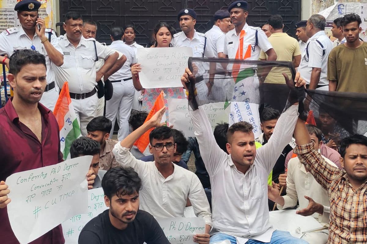 CV Ananda Bose : कोलकाता विश्वविद्यालय के बाहर राज्यपाल को तृणमूल छात्र नेताओं ने दिखाया काला झंडा