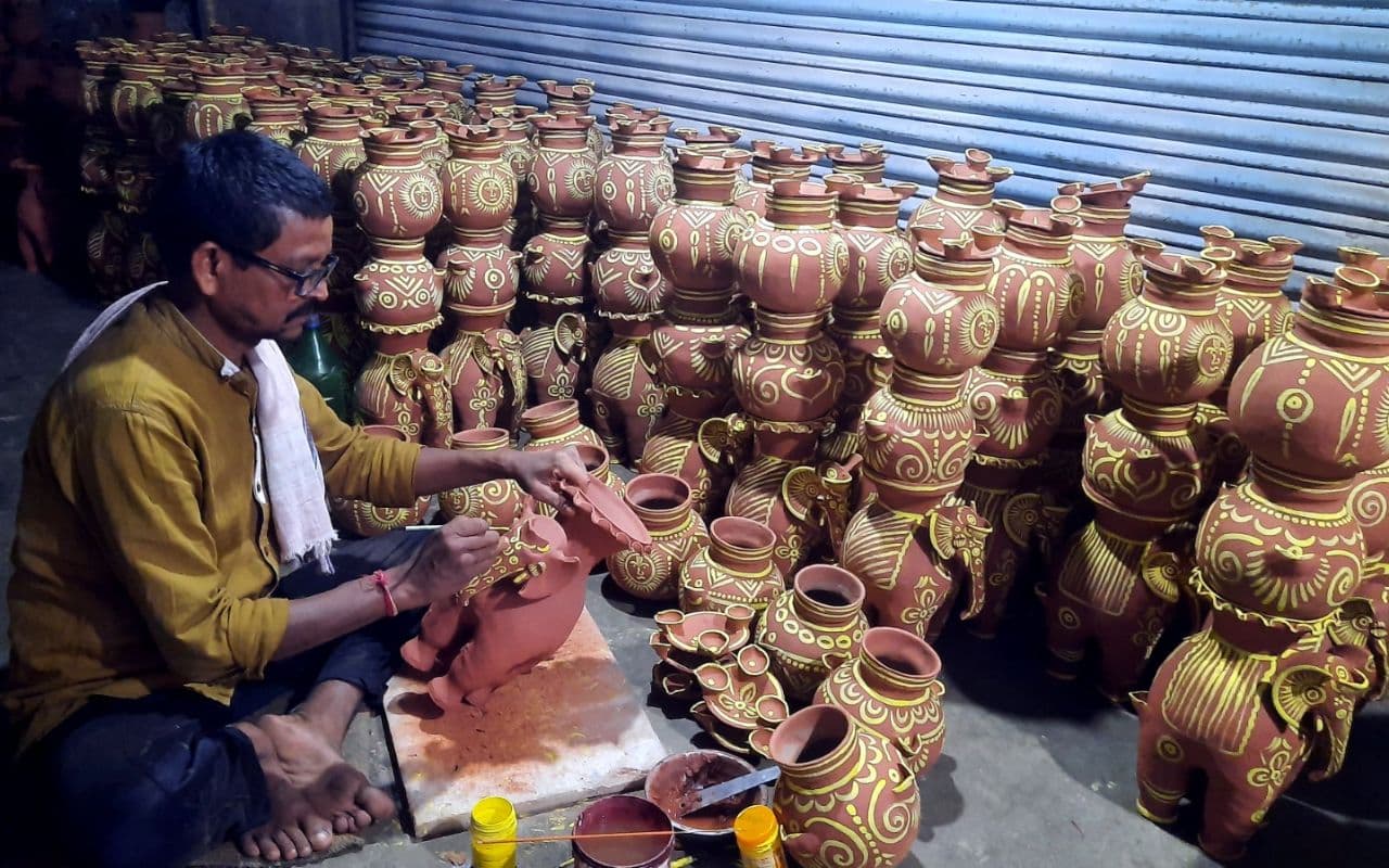 Chhath Pooja: छठ पर्व पर मुजफ्फरपुर में हाथियों की बंपर बिक्री, एक लाख मिट्टी के हाथी सजेंगे बाजार में