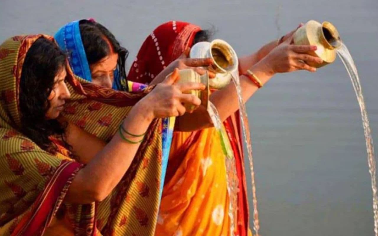 Chhath 2024: अस्ताचलगामी सूर्य को छठव्रती आज देंगी अर्घ्य, कल संपन्न हुआ खरना का अनुष्ठान
