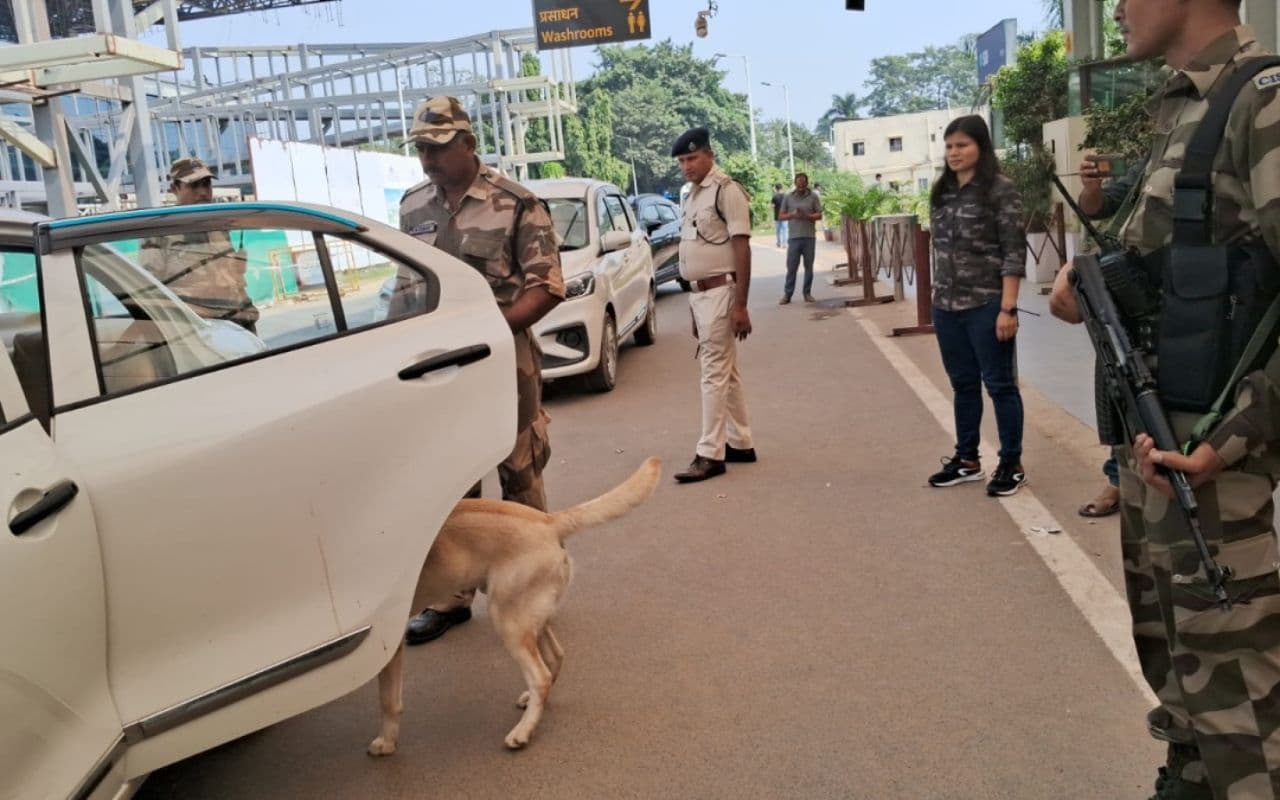 अचानक बढ़ाई गई पटना एयरपोर्ट पर सुरक्षा, अलर्ट मोड में CISF, जानें क्यों हुआ ऐसा अचानक बढ़ाई गई पटना एयरपोर्ट पर सुरक्षा, अलर्ट मोड में CISF, जानें क्यों हुआ ऐसा