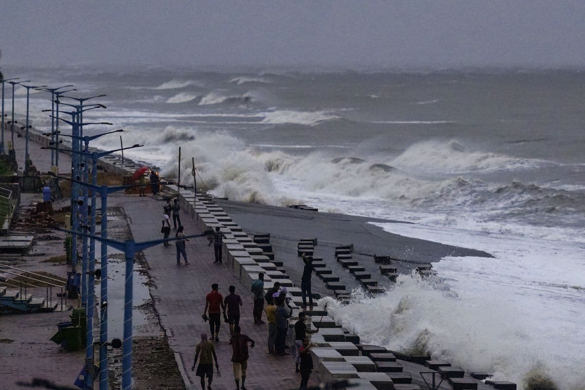 Cyclone Dana Live Tracker: ओडिशा के करीब पहुंचा चक्रवाती तूफान ‘दाना’, भारी बारिश, उड़ानें रद्द