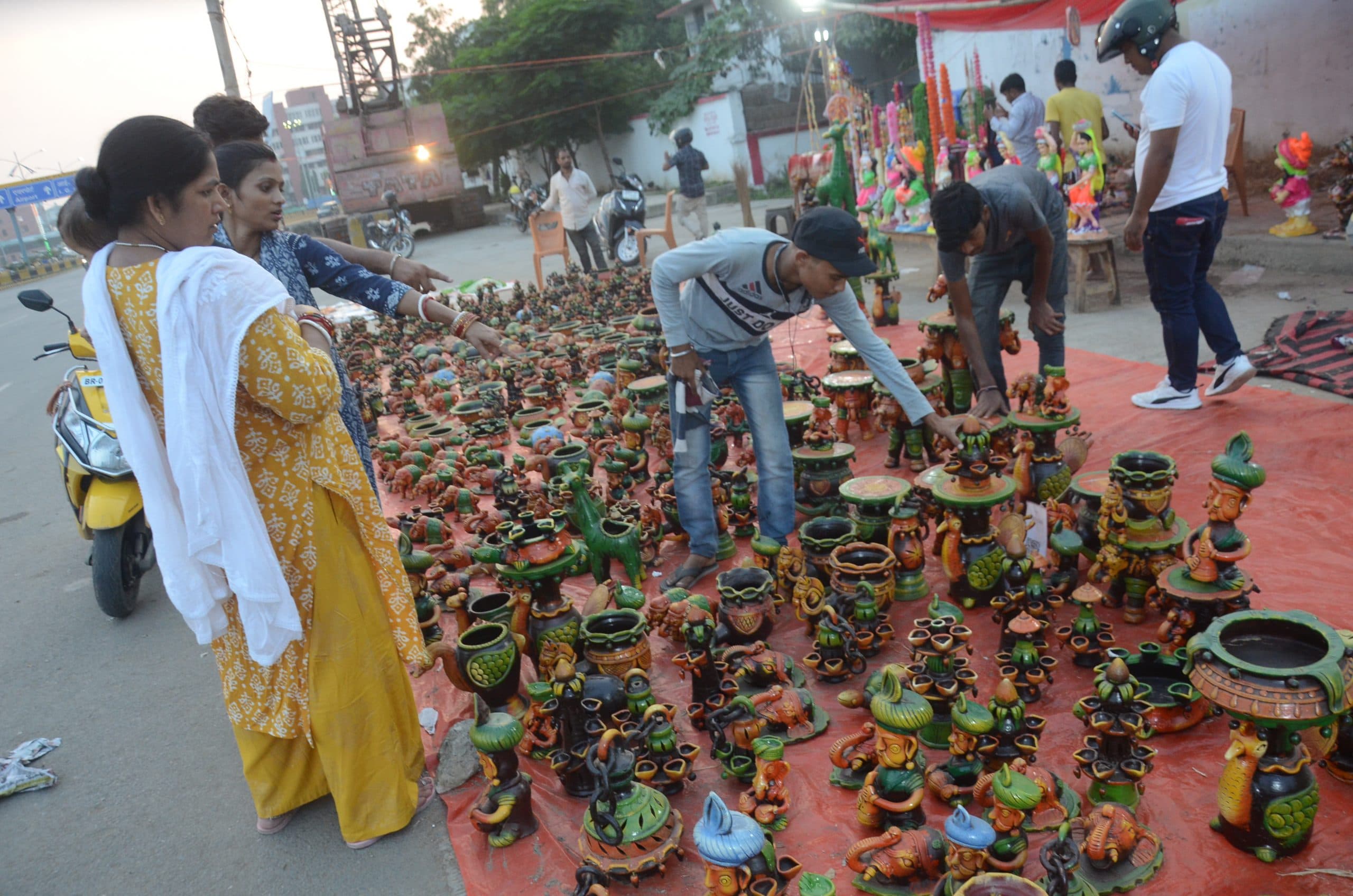 Diwali 2024: पटना के बाजारों में छाए रंगीन दिये और स्वास्तिक कैंडल, खूब बिके लावा-फरही और चीनी के हाथी-घोड़े
