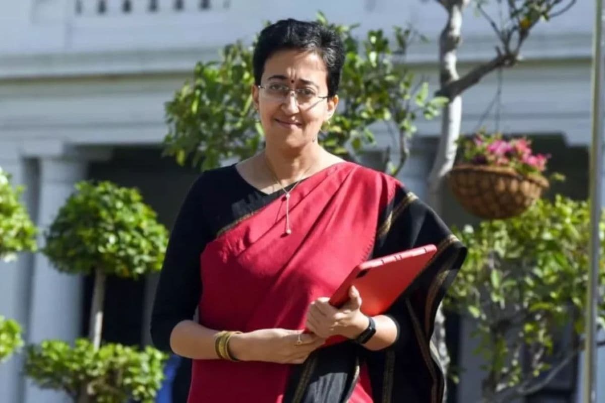 Delhi: दिल्ली CM का आवास सील, PWD ने मुख्यमंत्री आतिशी का सामान बाहर निकाला 