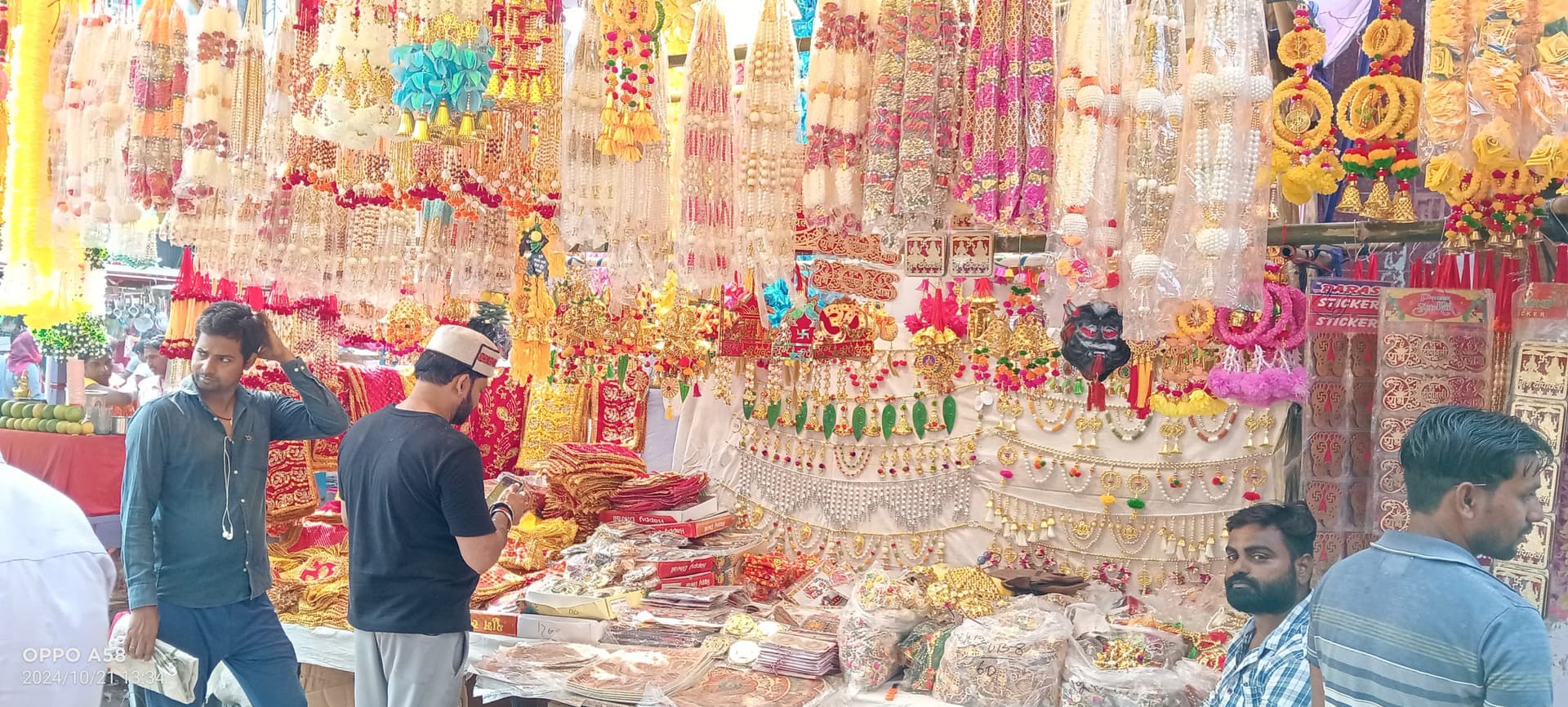 Diwali 2024: गया में झालरों, आर्टिफिशियल फूलों और छोटी लाइटों की धूम, 40 से 1200 रुपये तक के उत्पाद उपलब्ध