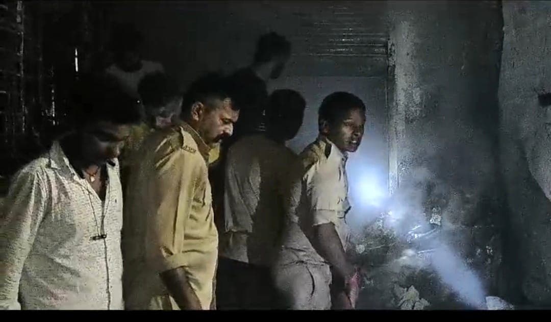 Dhanbad News: 5 हजार के लालच में फूंक दी पूरी दुकान, 10 लाख रुपये से ज्यादा का सामान जलकर खाक, जानें पूरा मामला