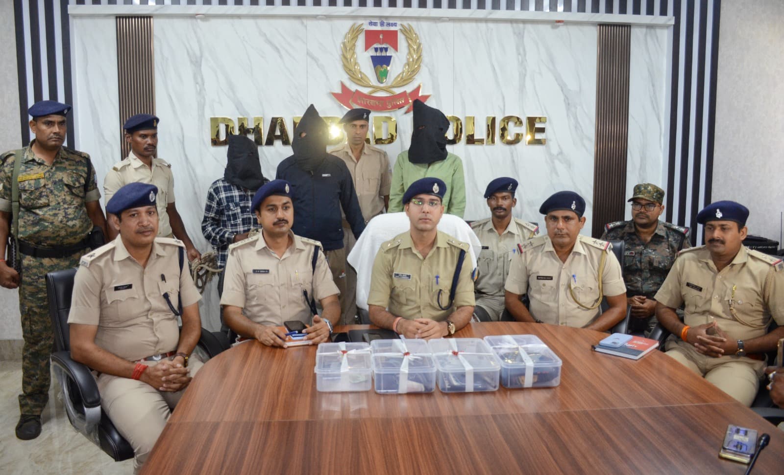 Dhanbad News: देसी कट्टे और गोलियों के साथ तीन लुटेरे गिरफ्तार, लूट का सामान बरामद