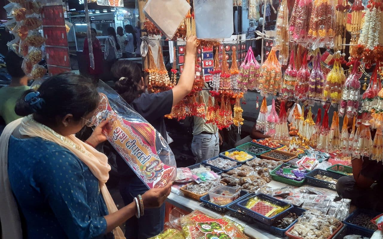 Dhanteras 2024: मुजफ्फरपुर के बाजार में गहने और उपहारों की धूम, गणेश-लक्ष्मी की मूर्तियों की बुकिंग में तेजी