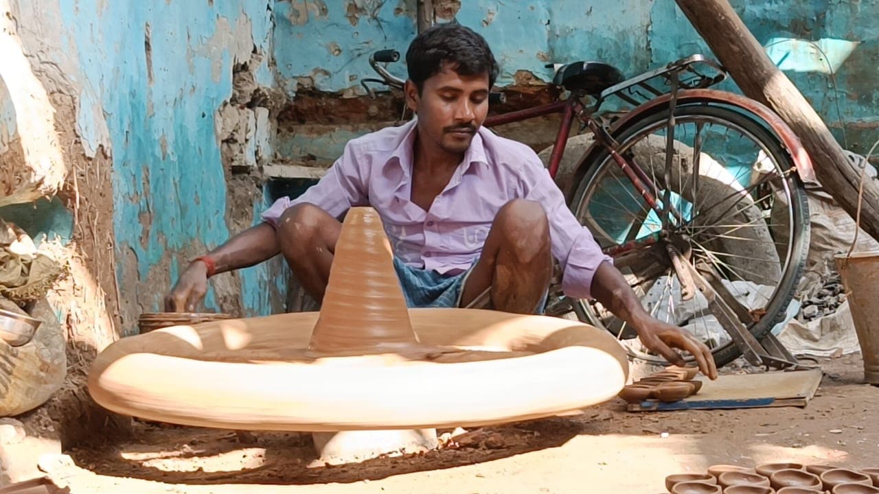 Jharkhand News: इस दीपावली मिट्टी के दीयों से सजेंगे घर, बढ़ी मांग,  कुम्हारों ने बढ़ाई चाक की रफ्तार