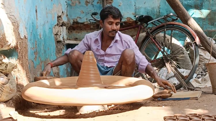 Jharkhand News: इस दीपावली मिट्टी के दीयों से सजेंगे घर, बढ़ी मांग, कुम्हारों ने बढ़ाई चाक की रफ्तार