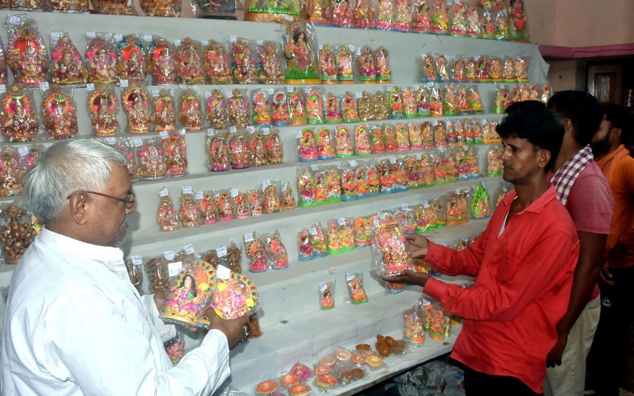 Diwali 2024: मुजफ्फरपुर में करोड़ों की गणेश मूर्तियों का कारोबार, बनारसी शिल्प की बढ़ी जबरदस्त मांग