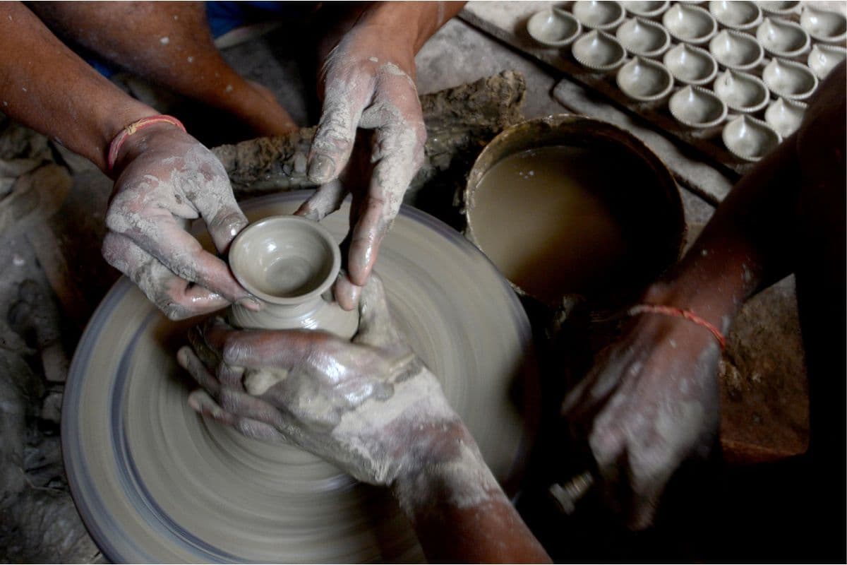 Diwali 2024 : मिट्टी के दीयों की दुगुनी डिमांड, जोर-शोर से जुटे कारीगर  