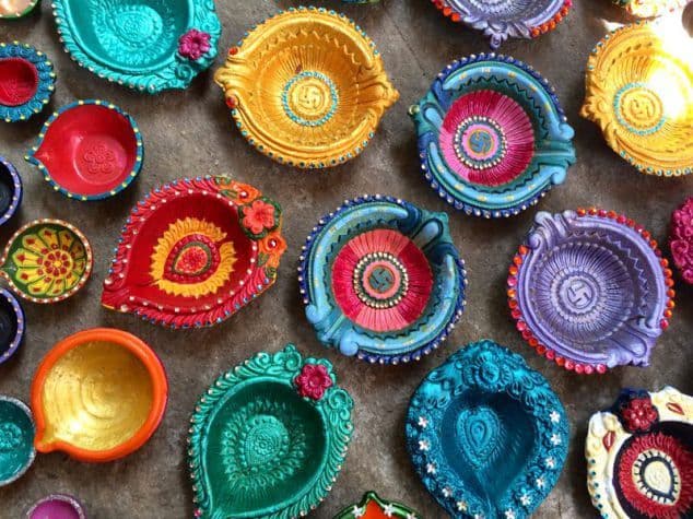 Diwali Diya Decoration: इस दिवाली दीपक को सजाएं ये 5 अनोखे अंदाज में