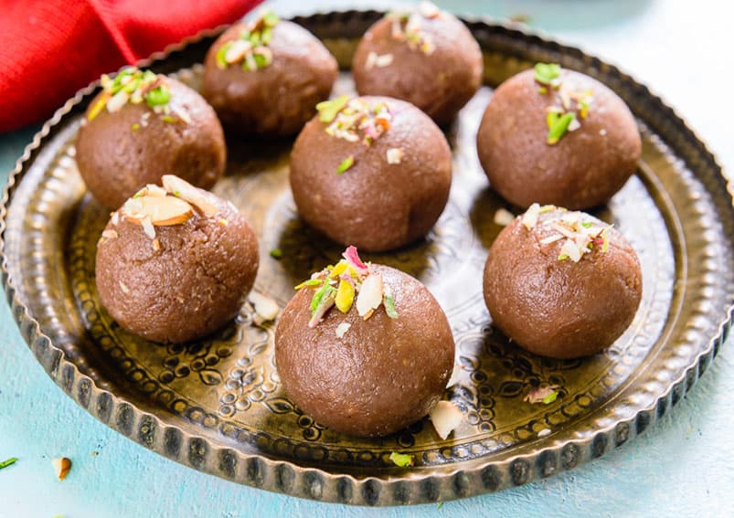 Diwali Gift Idea: दिवाली पर गिफ्ट कर सकते है घर के बने टेस्टी चॉकलेट लड्डू को, जानें विधि