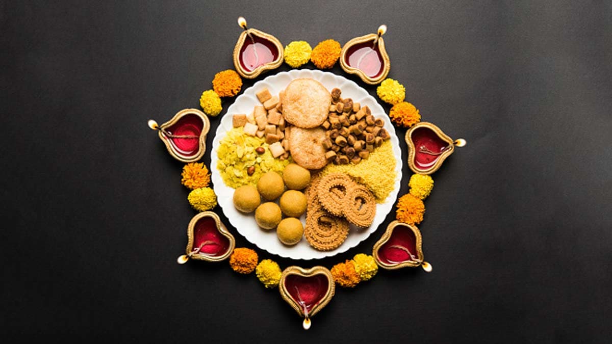 Diwali Snacks Ideas: इस दिवाली घर पर बनाएं ये 5 स्नैकस आईटम, जानें