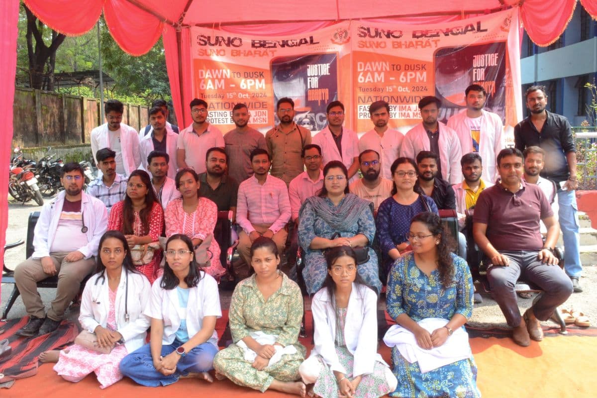 Dhanbad News: जूनियर डॉक्टरों का कार्य बहिष्कार, बिना इलाज कराए लौटे मरीज, आज से चलेगी ओपीडी