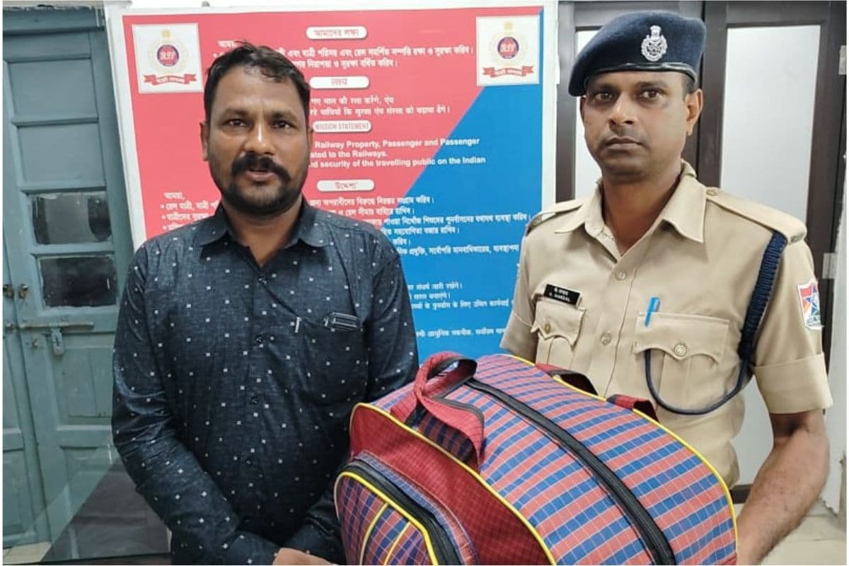 West Bengal : बांकुड़ा में चलती ट्रेन से प्लेटफार्म पर गिरा यात्री फिर