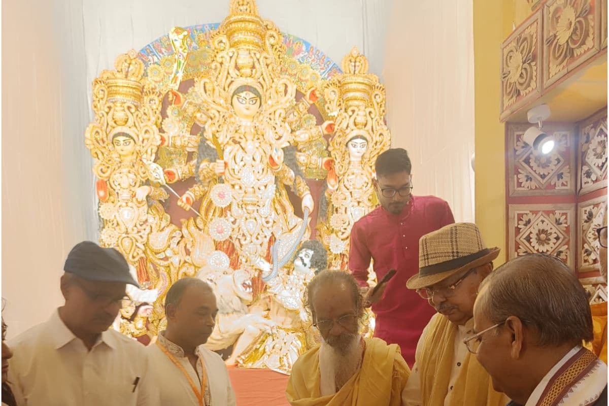 Bengal Durga Puja 2024 : हावड़ा में इको-फ्रेंडली सामग्रियों से सजा पंडाल,अरुप राय ने किया उद्घाटन