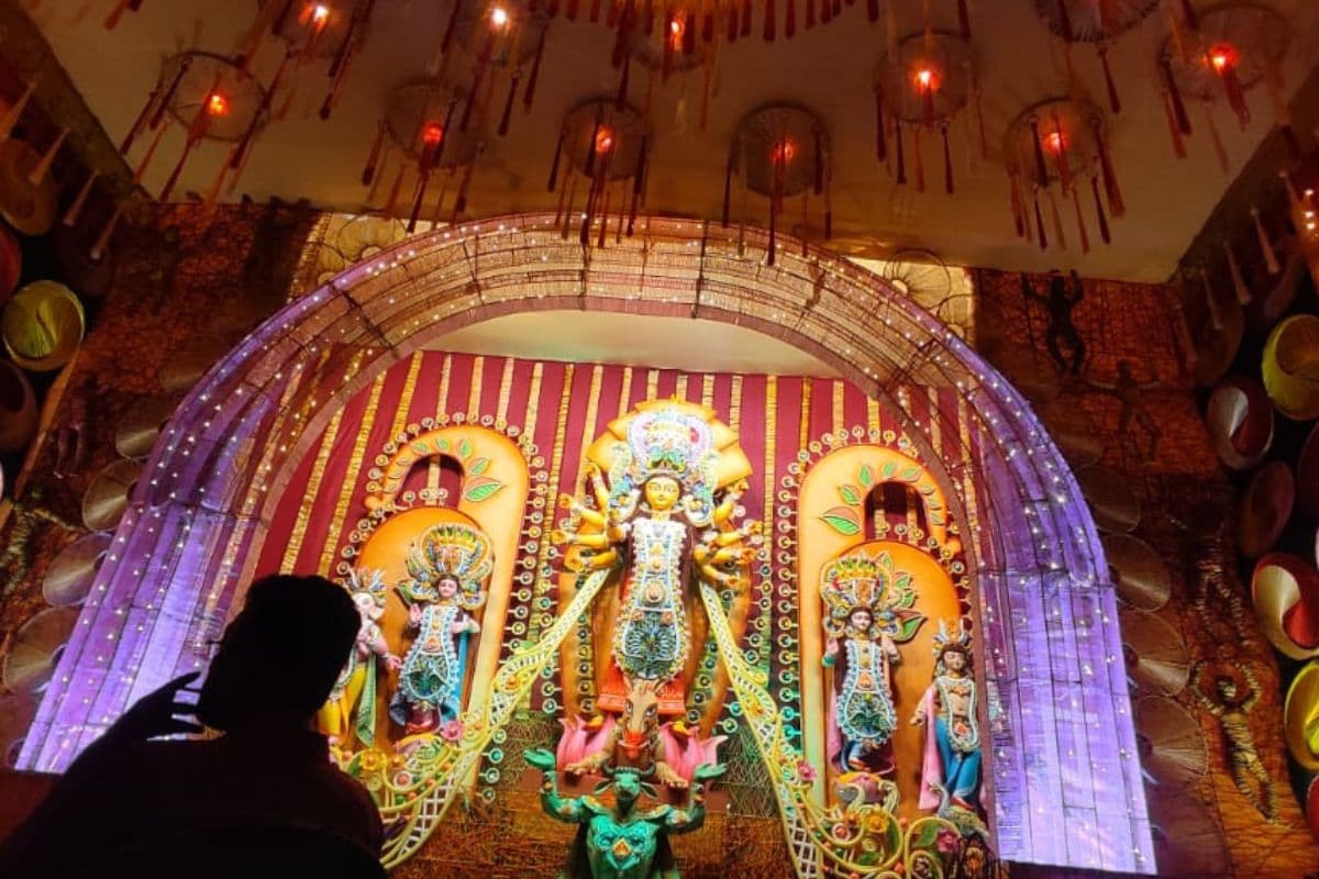 Bengal Durga Puja 2024 : बांकुड़ा में राजमहल के तर्ज पर बन रहा कमरार माठ का मंडप