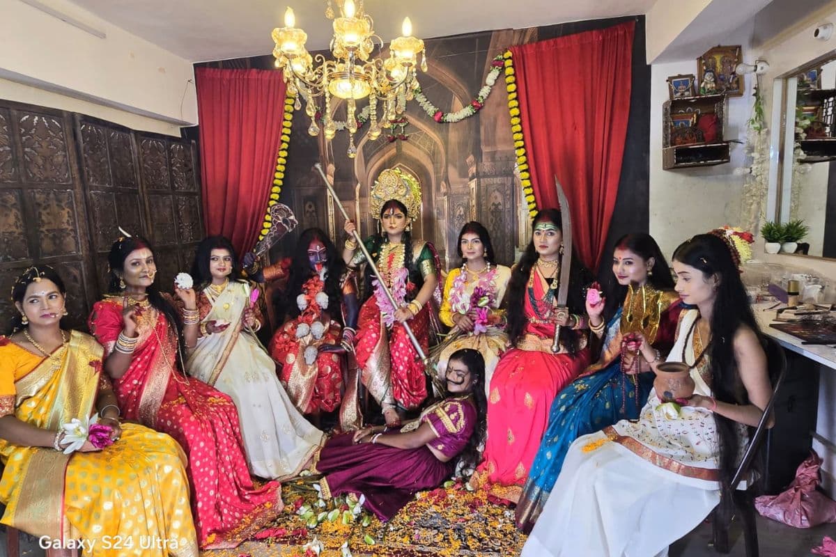 Durga Puja 2024 : पलामू में लड़कियां मां दुर्गा के रुपों में कर रही है श्रृंगार, सोशल मीडिया में तस्वीरें  हो रही है वायरल