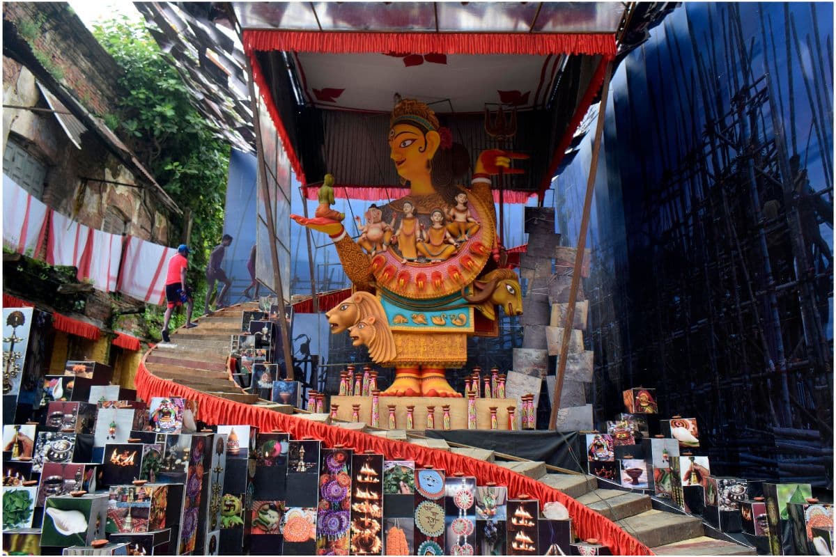 Bengal Durga Puja 2024 : कोलकाता के ये पूजा पंडाल बने लोगों के आकर्षण का केंद्र