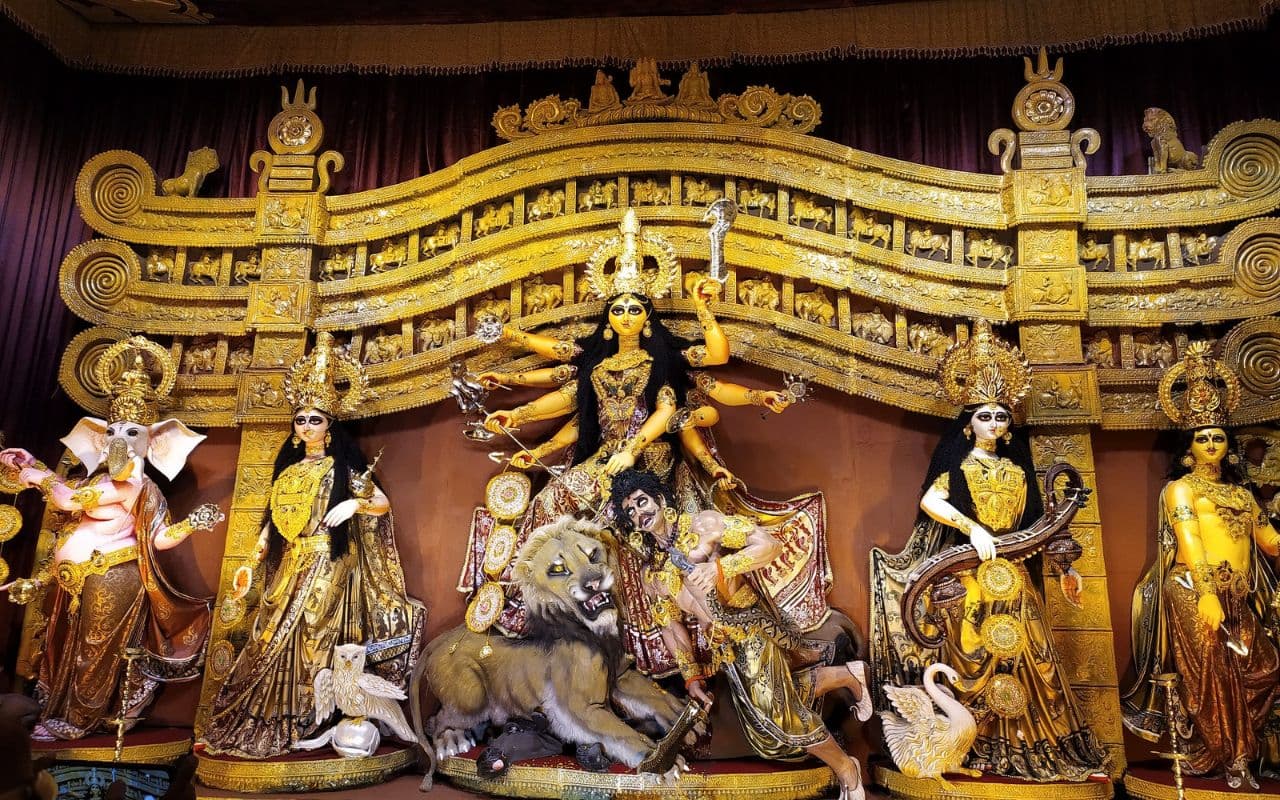 Durga Puja: अयोध्या मंदिर के तर्ज पर बना पंडाल आकर्षण का केंद्र, दूर-दूर से पहुंच रहे लोग