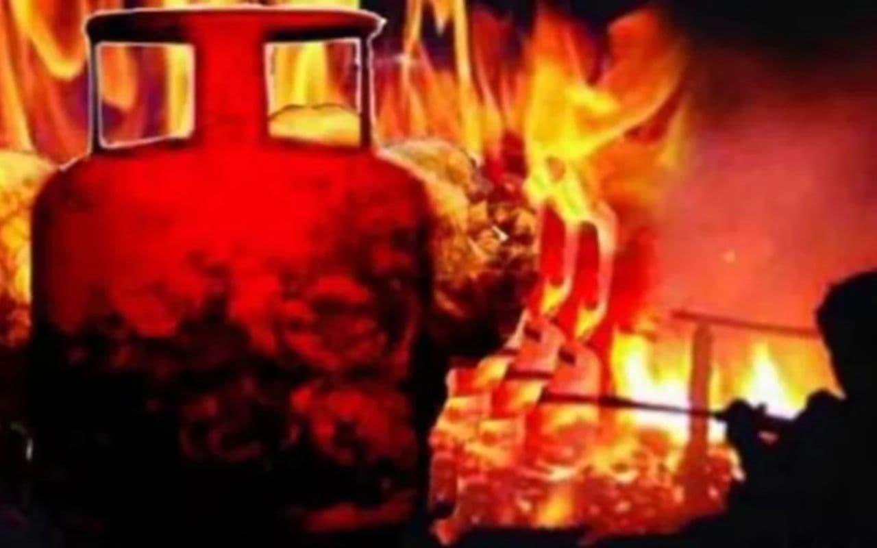 किशनगंज में सिलेंडर फटने से लगी भयंकर आग, कई लोग झुलसे