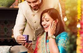 Karwa Chauth 2024: इस करवा चौथ अपनी पत्नी को इंप्रेस करें ये 8 स्पेशल गिफ्ट्स के साथ, जानें