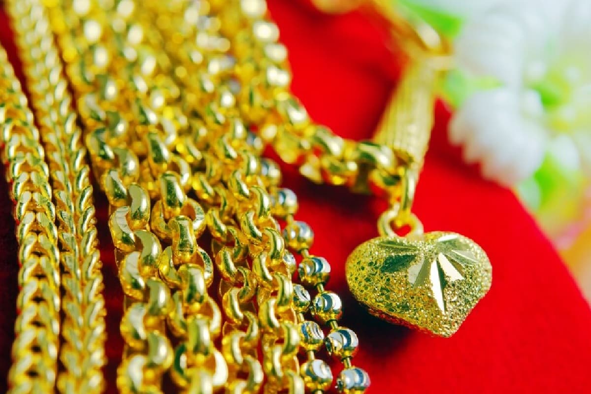 दिवाली की जबरदस्त डिमांड से सोना 82,000 रुपये के पार, जानें कितना बढ़ गया दाम