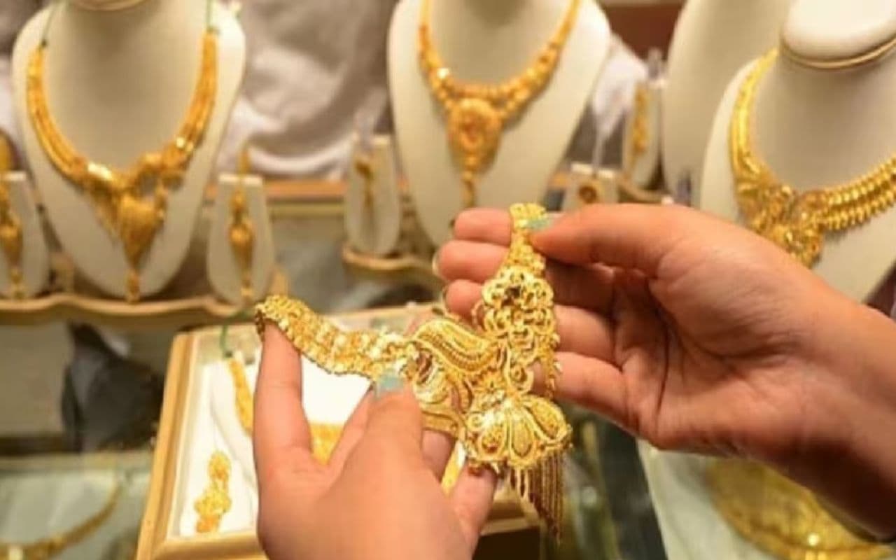 Gold-Silver Price Today: धनतेरस से पहले सोने-चांदी की कीमतों में रिकॉर्ड उछाल, 81 हजार के पार पहुंचा गोल्ड प्राइज