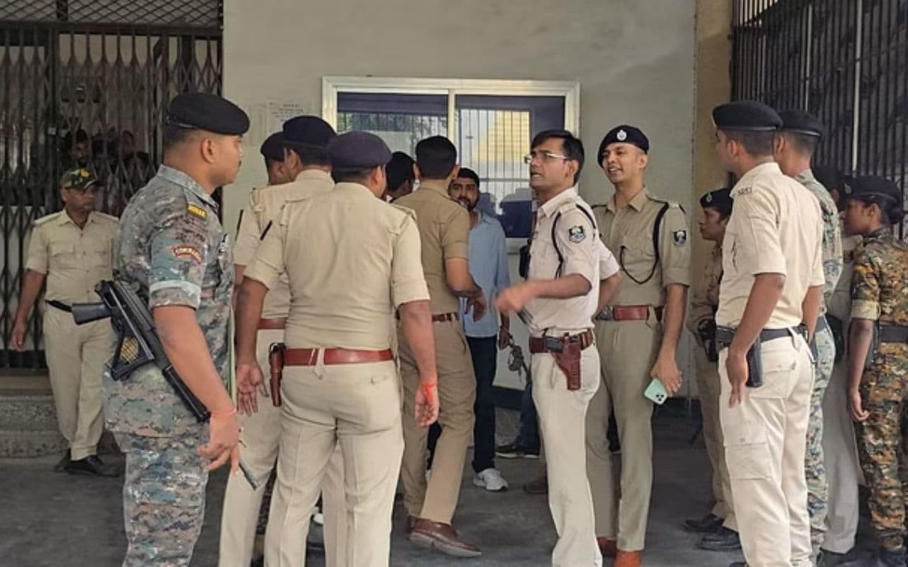 Gopalganj News: जेल में बंद अपराधियों ने रची थी कुख्यात विशाल की हत्या की साजिश, ऐसे हुआ खुलासा Gopalganj News: जेल में बंद अपराधियों ने रची थी कुख्यात विशाल की हत्या की साजिश, ऐसे हुआ खुलासा